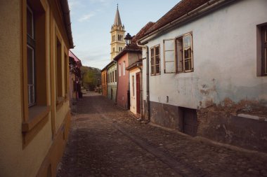 Romanya 'nın göbeğindeki Sighisoara adlı güzel bir ortaçağ kalesi, Doğu Avrupa' daki Transilvanya seyahat beldesi.