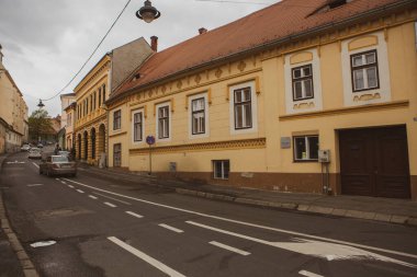 Romanya 'nın göbeğinde tarihi binaları olan ortaçağ caddesi. Sibiu, Doğu Avrupa Kalesi. Avrupa 'da seyahat