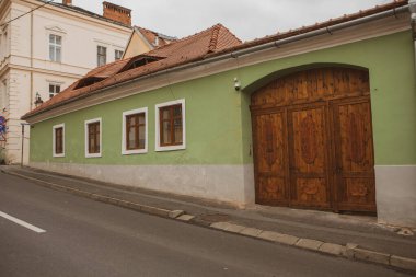 Romanya 'nın göbeğinde tarihi binaları olan ortaçağ caddesi. Sibiu, Doğu Avrupa Kalesi. Avrupa 'da seyahat