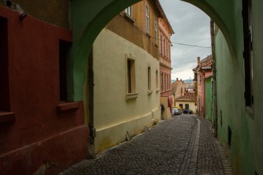 Romanya 'nın göbeğinde tarihi binaları olan ortaçağ caddesi. Sibiu, Doğu Avrupa Kalesi. Avrupa 'da seyahat