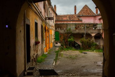 Romanya 'nın göbeğinde tarihi binaları olan ortaçağ caddesi. Sibiu, Doğu Avrupa Kalesi. Avrupa 'da seyahat