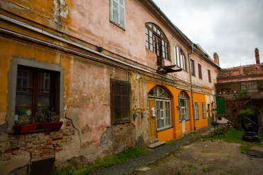 Romanya 'nın göbeğinde tarihi binaları olan ortaçağ caddesi. Sibiu, Doğu Avrupa Kalesi. Avrupa 'da seyahat