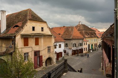 Romanya 'nın göbeğinde tarihi binaları olan ortaçağ caddesi. Sibiu, Doğu Avrupa Kalesi. Avrupa 'da seyahat