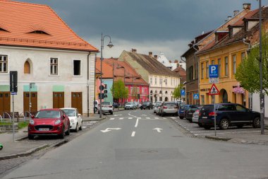 Romanya 'nın göbeğinde tarihi binaları olan ortaçağ caddesi. Sibiu, Doğu Avrupa Kalesi. Avrupa 'da seyahat