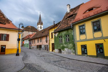 Romanya 'nın göbeğinde tarihi binaları olan ortaçağ caddesi. Sibiu, Doğu Avrupa Kalesi. Avrupa 'da seyahat