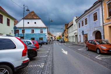 Romanya 'nın göbeğinde tarihi binaları olan ortaçağ caddesi. Sibiu, Doğu Avrupa Kalesi. Avrupa 'da seyahat