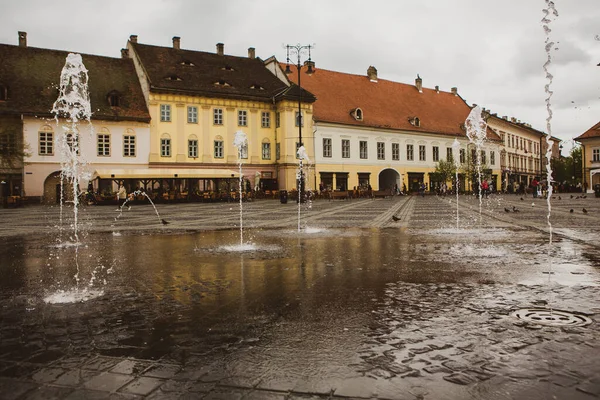 Średniowieczna Ulica Zabytkowymi Budynkami Samym Sercu Rumunii Sibiu Wschodnioeuropejskie Miasto — Zdjęcie stockowe