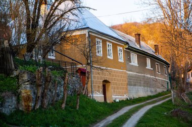 Rosia Montana, Transilvanya 'da güzel eski bir köy. Romanya 'da altın, demir ve bakır çıkarmaya başlayan ilk madencilik kasabası. 