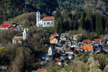 Rosia Montana, Transilvanya 'da güzel eski bir köy. Romanya 'da altın, demir ve bakır çıkarmaya başlayan ilk madencilik kasabası. 