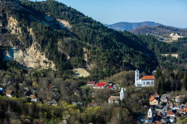 Rosia Montana, Transilvanya 'da güzel eski bir köy. Romanya 'da altın, demir ve bakır çıkarmaya başlayan ilk madencilik kasabası. 