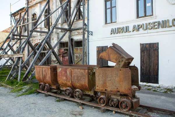 Rosia Montana, Transilvanya 'da güzel eski bir köy. Romanya 'da altın, demir ve bakır çıkarmaya başlayan ilk madencilik kasabası. 