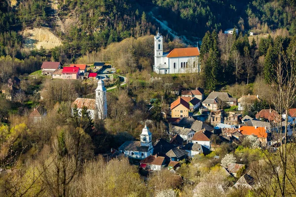 로시아 몬타나 트란실바니아의 아름다운 마을입니다 루마니아에서 구리를 채취하기 광산촌 — 스톡 사진