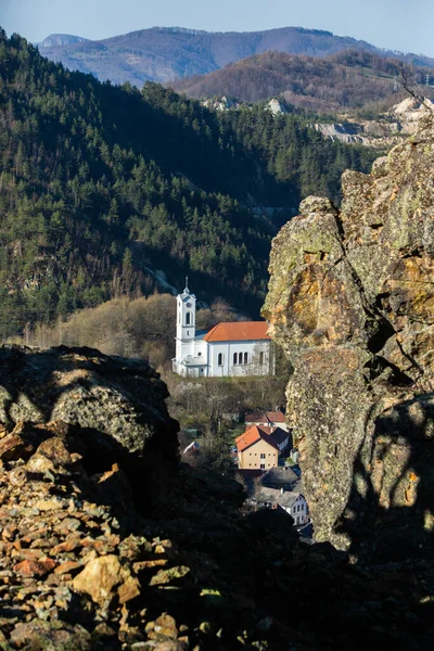 Rosia Montana, Transilvanya 'da güzel eski bir köy. Romanya 'da altın, demir ve bakır çıkarmaya başlayan ilk madencilik kasabası. 