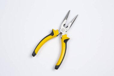 Beyaz arka plandaki bir çantada tamir için gerekli aletler. Çeşitli iş ya da inşaat aletleri. Anahtarlar, pense, tornavida. Üst görünüm