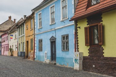 Romanya 'nın göbeğinde tarihi binaları olan ortaçağ caddesi. Sibiu, Doğu Avrupa Kalesi. Avrupa 'da seyahat