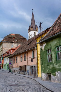Romanya 'nın göbeğinde tarihi binaları olan ortaçağ caddesi. Sibiu, Doğu Avrupa Kalesi. Avrupa 'da seyahat