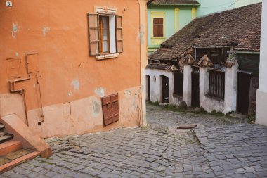 Romanya 'nın göbeğindeki Sighisoara adlı güzel bir ortaçağ kalesi, Doğu Avrupa' daki Transilvanya seyahat beldesi.