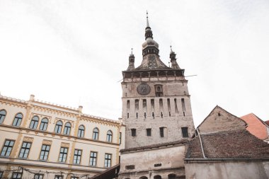 Romanya 'nın göbeğindeki Sighisoara adlı güzel bir ortaçağ kalesi, Doğu Avrupa' daki Transilvanya seyahat beldesi.