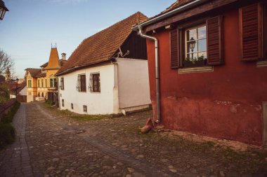 Romanya 'nın göbeğindeki Sighisoara adlı güzel bir ortaçağ kalesi, Doğu Avrupa' daki Transilvanya seyahat beldesi.