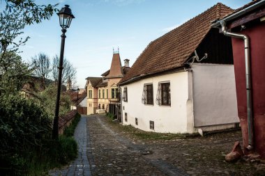 Romanya 'nın göbeğindeki Sighisoara adlı güzel bir ortaçağ kalesi, Doğu Avrupa' daki Transilvanya seyahat beldesi.