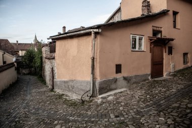 Romanya 'nın göbeğindeki Sighisoara adlı güzel bir ortaçağ kalesi, Doğu Avrupa' daki Transilvanya seyahat beldesi.