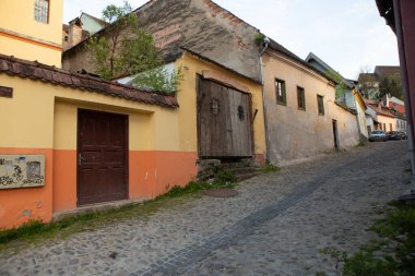 Romanya 'nın göbeğindeki Sighisoara adlı güzel bir ortaçağ kalesi, Doğu Avrupa' daki Transilvanya seyahat beldesi.