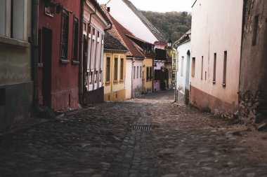 Romanya 'nın göbeğindeki Sighisoara adlı güzel bir ortaçağ kalesi, Doğu Avrupa' daki Transilvanya seyahat beldesi.