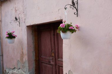 Romanya 'nın göbeğindeki Sighisoara adlı güzel bir ortaçağ kalesi, Doğu Avrupa' daki Transilvanya seyahat beldesi.