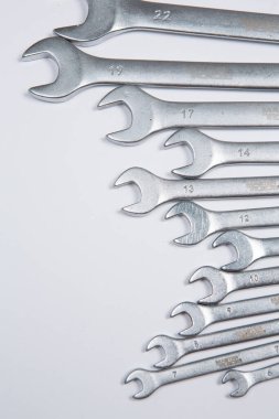 Beyaz arka plandaki bir çantada tamir için gerekli aletler. Çeşitli iş ya da inşaat aletleri. Anahtarlar, pense, tornavida. Üst görünüm