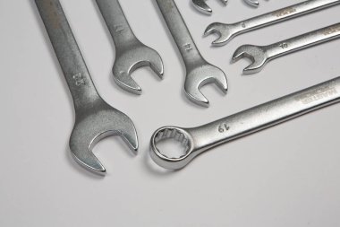 Beyaz arka plandaki bir çantada tamir için gerekli aletler. Çeşitli iş ya da inşaat aletleri. Anahtarlar, pense, tornavida. Üst görünüm