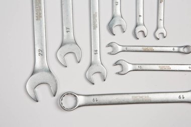 Beyaz arka plandaki bir çantada tamir için gerekli aletler. Çeşitli iş ya da inşaat aletleri. Anahtarlar, pense, tornavida. Üst görünüm