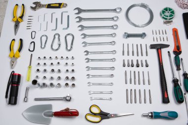 İnşaat veya ev aletleri seti. İngiliz anahtarı, pense, çekiç, tornavida, el feneri, kalın, makas, bıçak ve diğerleri..