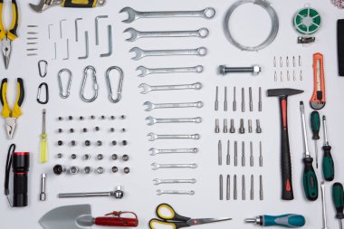 İnşaat veya ev aletleri seti. İngiliz anahtarı, pense, çekiç, tornavida, el feneri, kalın, makas, bıçak ve diğerleri..