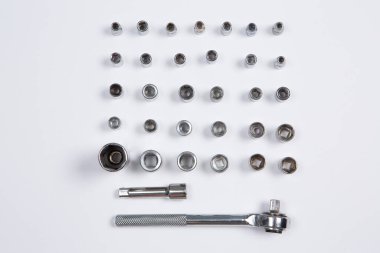 İnşaat veya ev aletleri seti. İngiliz anahtarı, pense, çekiç, tornavida, el feneri, kalın, makas, bıçak ve diğerleri..