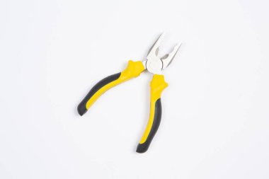 İnşaat veya ev aletleri seti. İngiliz anahtarı, pense, çekiç, tornavida, el feneri, kalın, makas, bıçak ve diğerleri..