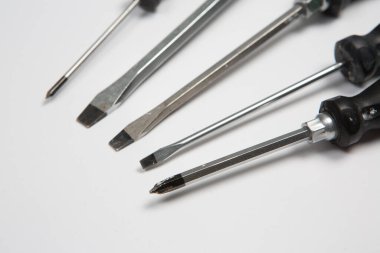 İnşaat veya ev aletleri seti. İngiliz anahtarı, pense, çekiç, tornavida, el feneri, kalın, makas, bıçak ve diğerleri..