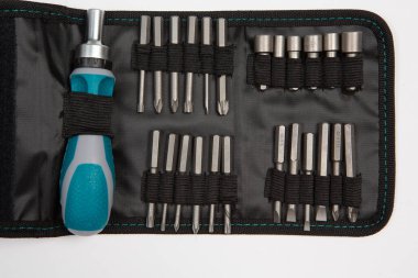 İnşaat veya ev aletleri seti. İngiliz anahtarı, pense, çekiç, tornavida, el feneri, kalın, makas, bıçak ve diğerleri..