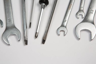 İnşaat veya ev aletleri seti. İngiliz anahtarı, pense, çekiç, tornavida, el feneri, kalın, makas, bıçak ve diğerleri..