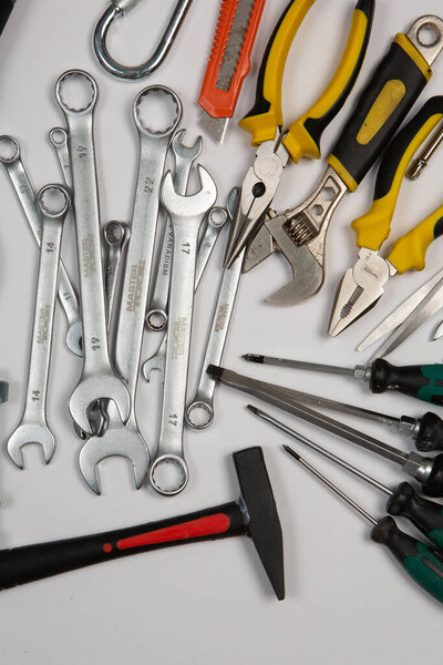 Комплект инструментов для строительства или дома. Ключ, плоскогубцы, молоток, отвертка, фонарик, жирный, ножницы, нож и другие.