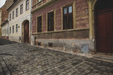 Romanya 'nın göbeğinde tarihi binaları olan ortaçağ caddesi. Sibiu, Doğu Avrupa Kalesi. Avrupa 'da seyahat