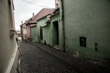 Romanya 'nın göbeğinde tarihi binaları olan ortaçağ caddesi. Sibiu, Doğu Avrupa Kalesi. Avrupa 'da seyahat