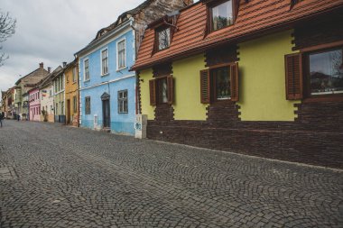 Romanya 'nın göbeğinde tarihi binaları olan ortaçağ caddesi. Sibiu, Doğu Avrupa Kalesi. Avrupa 'da seyahat