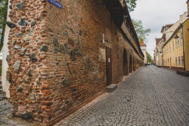 Romanya 'nın göbeğinde tarihi binaları olan ortaçağ caddesi. Sibiu, Doğu Avrupa Kalesi. Avrupa 'da seyahat