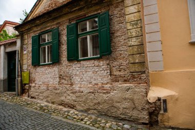 Romanya 'nın göbeğinde tarihi binaları olan ortaçağ caddesi. Sibiu, Doğu Avrupa Kalesi. Avrupa 'da seyahat