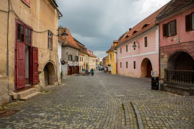 Romanya 'nın göbeğinde tarihi binaları olan ortaçağ caddesi. Sibiu, Doğu Avrupa Kalesi. Avrupa 'da seyahat