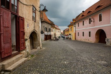 Romanya 'nın göbeğinde tarihi binaları olan ortaçağ caddesi. Sibiu, Doğu Avrupa Kalesi. Avrupa 'da seyahat