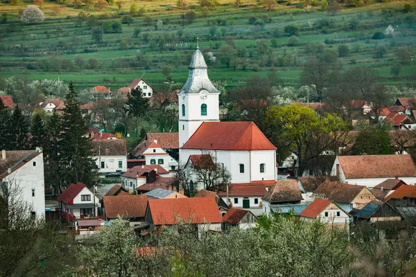 Rimetea Pequeño Pueblo Situado Transilvania Rumania Está Situado Las Montañas —  Fotos de Stock