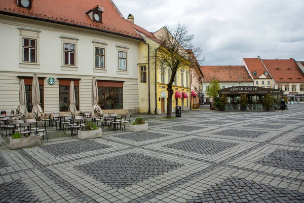 ルーマニアの中心部に歴史的建造物がある中世の通り 東ヨーロッパの要塞都市シビウ ヨーロッパ旅行 — ストック写真