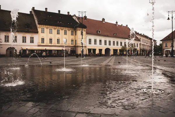 Średniowieczna Ulica Zabytkowymi Budynkami Samym Sercu Rumunii Sibiu Wschodnioeuropejskie Miasto — Zdjęcie stockowe