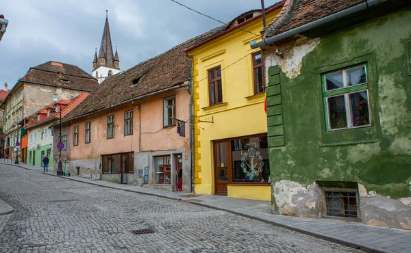 Romanya 'nın göbeğinde tarihi binaları olan ortaçağ caddesi. Sibiu, Doğu Avrupa Kalesi. Avrupa 'da seyahat